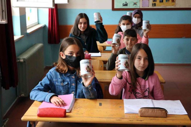 Öğrencilerin harçlıkları Afrika’ya can suyu olacak