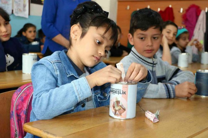 Öğrencilerin harçlıkları Afrika’ya can suyu olacak