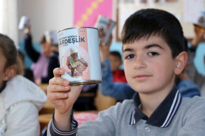 Öğrencilerin harçlıkları Afrika’ya can suyu olacak
