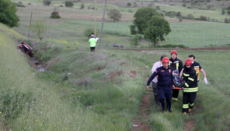 Otomobil şarampole yuvarlandı; baba- oğul yaralandı
