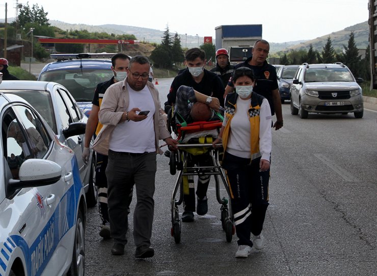 Otomobil şarampole yuvarlandı; baba- oğul yaralandı