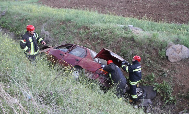 Otomobil şarampole yuvarlandı; baba- oğul yaralandı