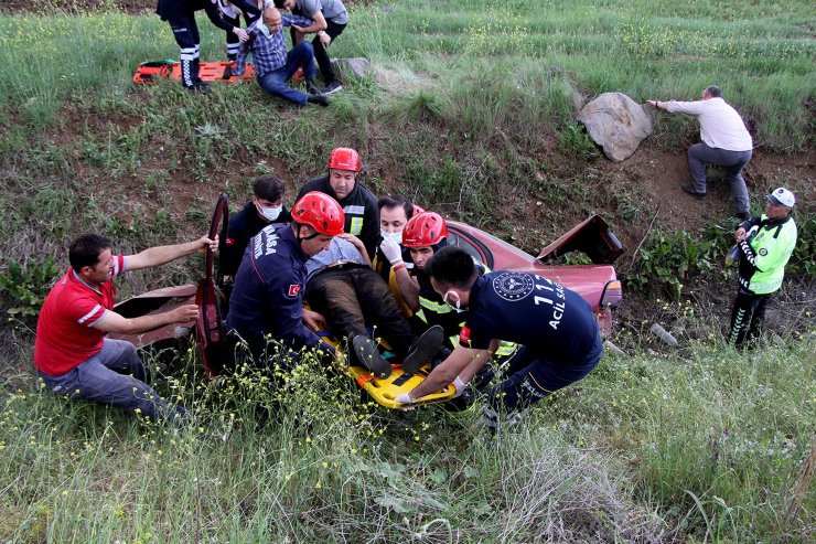 Otomobil şarampole yuvarlandı; baba- oğul yaralandı