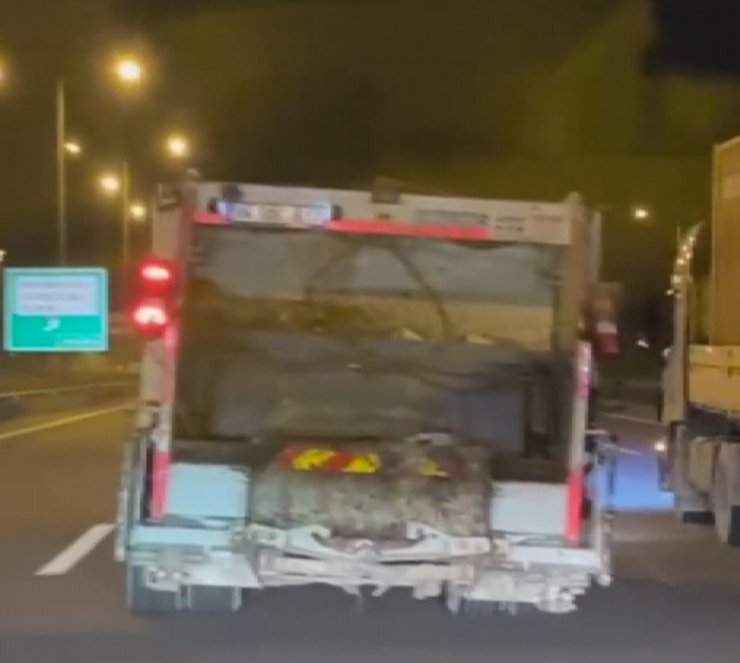 Otoyolda çöp kamyonunun şaşkına çeviren yolculuğu