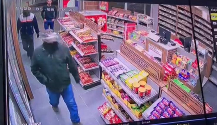 Petrol istasyonunda silahlı gasp kamerada