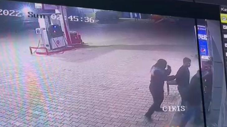 Petrol istasyonunda silahlı gasp kamerada