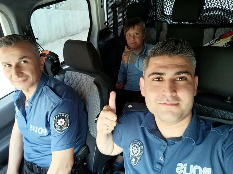 Polis, 2 çocuğa kuzu sevinci yaşattı