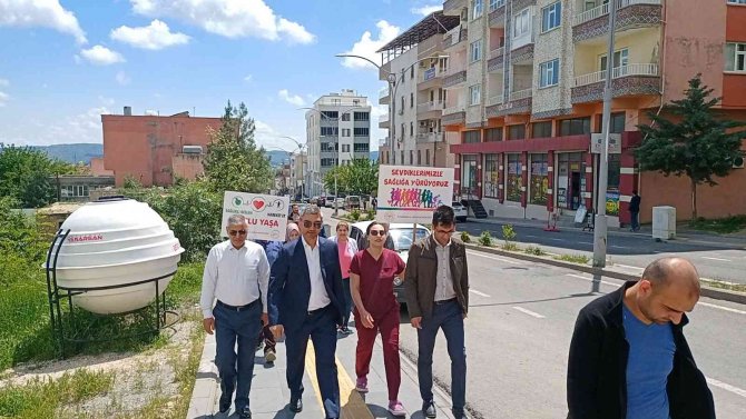 Sağlıkçılar, toplum sağlığı için yürüdü