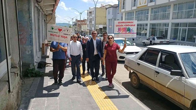 Sağlıkçılar, toplum sağlığı için yürüdü