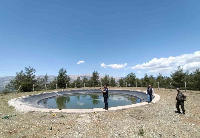 Serinlemek için yangın havuzuna giren çocuk boğuldu