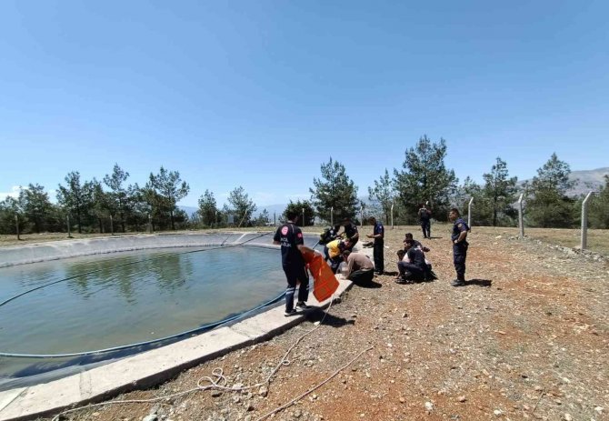Serinlemek için yangın havuzuna giren çocuk boğuldu