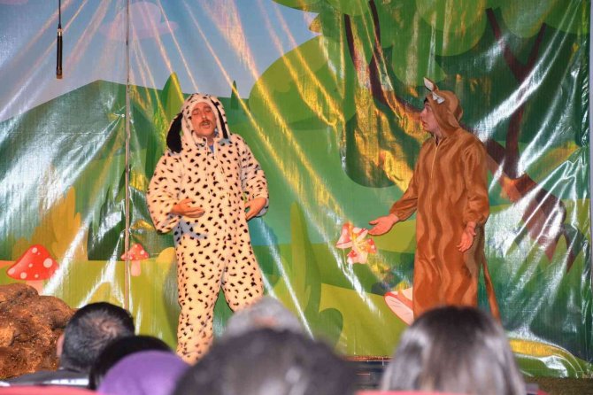 Sokak süpürgecilerinden farkındalık tiyatrosu