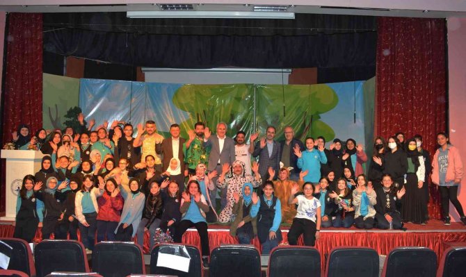 Sokak süpürgecilerinden farkındalık tiyatrosu