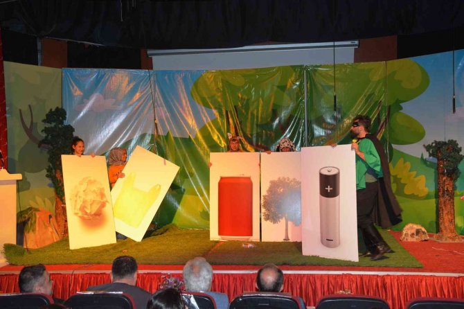 Sokak süpürgecilerinden farkındalık tiyatrosu