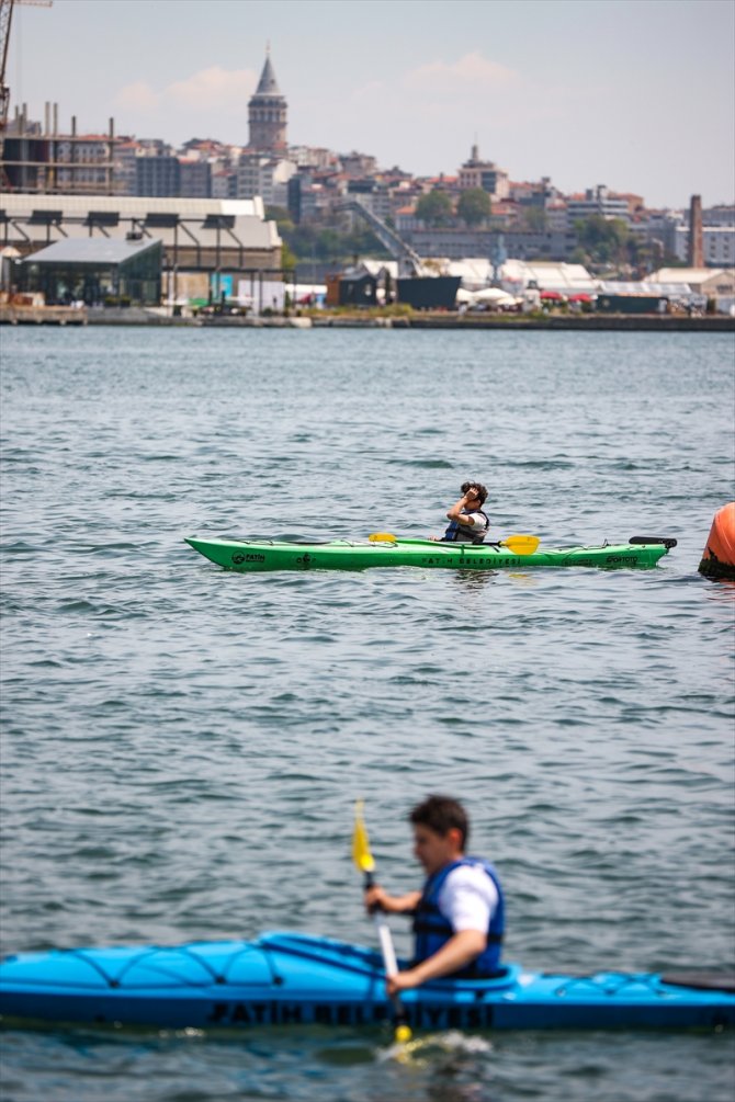 Kano-kürek etkinliğine katılan 305 engelli yarışarak eğlendi