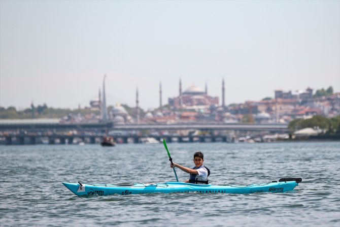 Kano-kürek etkinliğine katılan 305 engelli yarışarak eğlendi