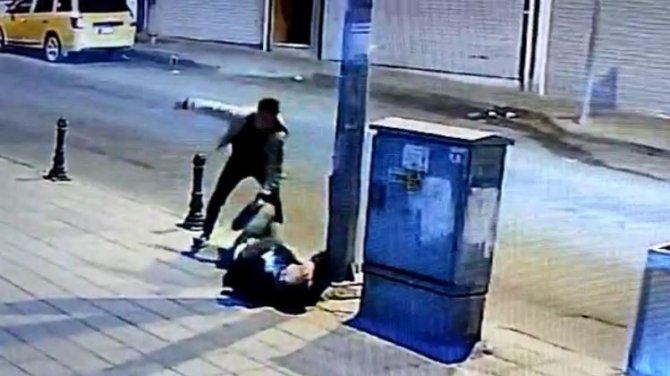 Acımasızca defalarca bıçakladı, başına tekmeyle vurdu