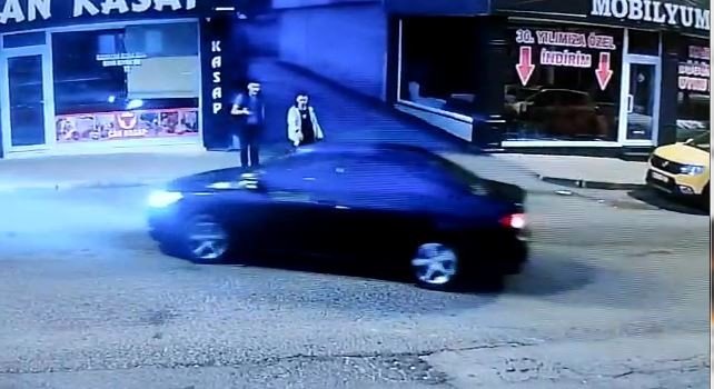 Acımasızca defalarca bıçakladı, başına tekmeyle vurdu