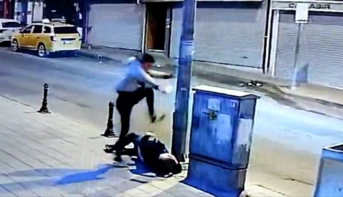 Acımasızca defalarca bıçakladı, başına tekmeyle vurdu