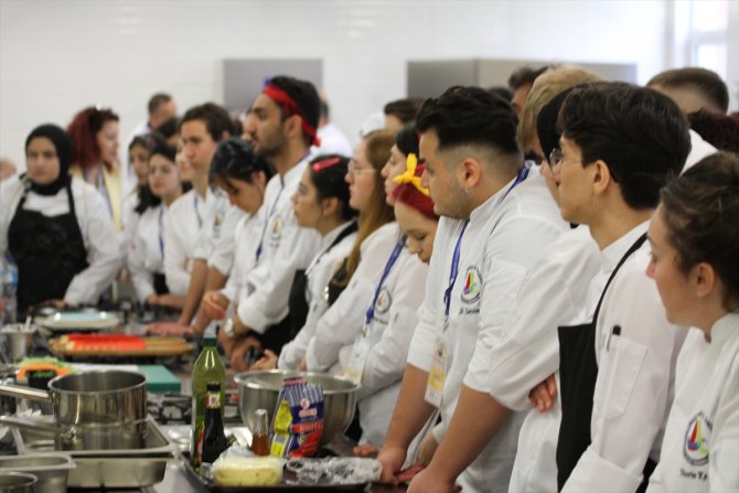 Üniversite öğrencileri ve şefler Gastronomi Festivali'nde becerilerini sergiledi