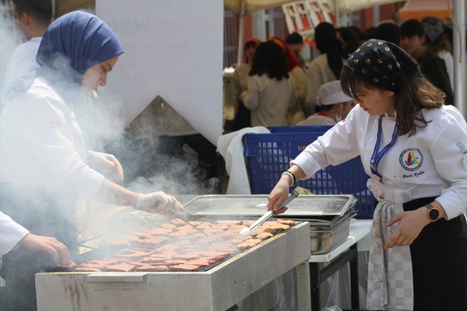 Üniversite öğrencileri ve şefler Gastronomi Festivali'nde becerilerini sergiledi