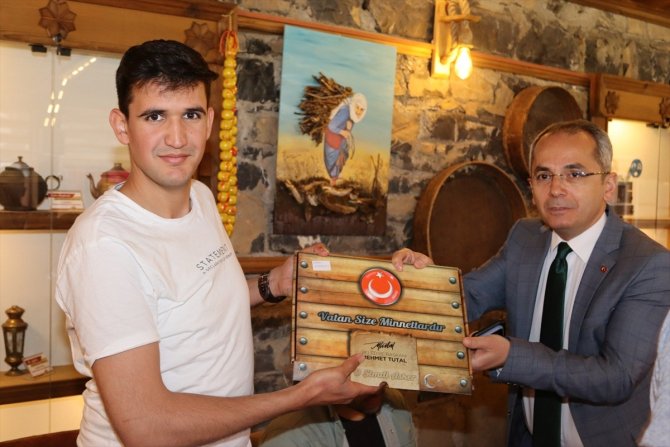 Seydişehir Kaymakamı Pişkin ile Belediye Başkanı Tutal, askere gidecek gençleri ağırladı