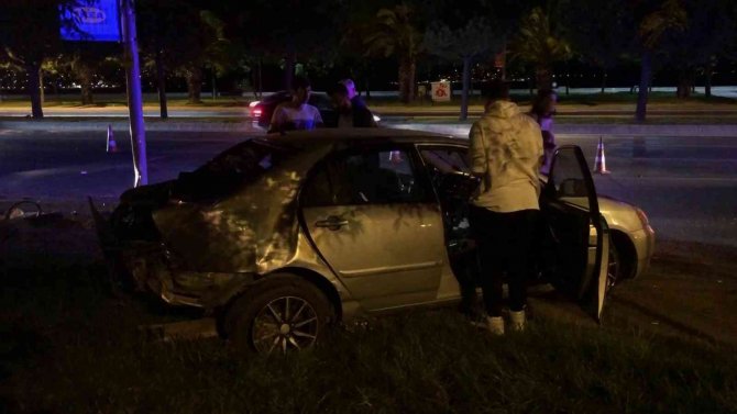 Aydınlatma direğine çarpan otomobil kaldırıma çıktı