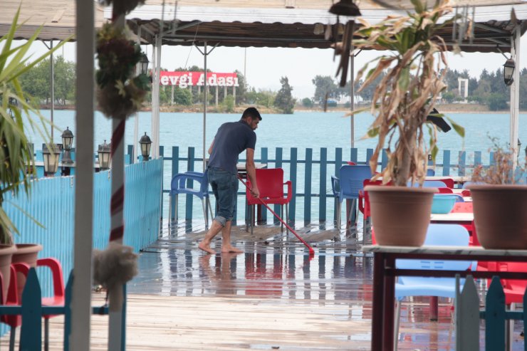 Baraj gölünün seviyesi yükseldi, kafelerin malzemeleri su altında kaldı