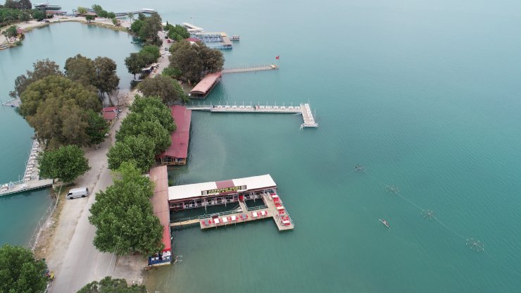 Baraj gölünün seviyesi yükseldi, kafelerin malzemeleri su altında kaldı