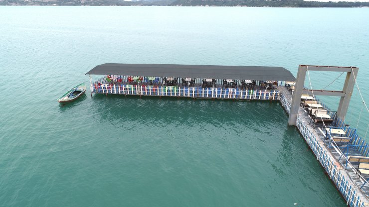 Baraj gölünün seviyesi yükseldi, kafelerin malzemeleri su altında kaldı