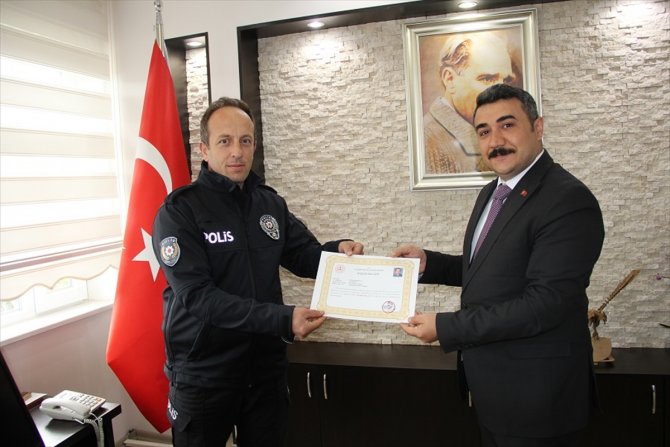 Kaymakam Yazıcı polislere başarı belgesi verdi