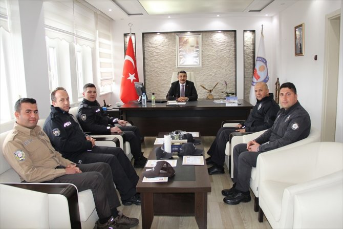 Kaymakam Yazıcı polislere başarı belgesi verdi