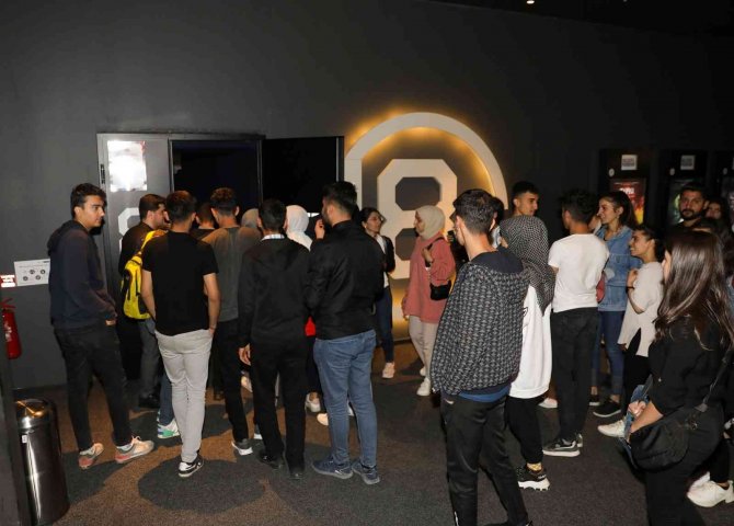 Bismilli 100 öğrenci sinema keyfi yaşadı