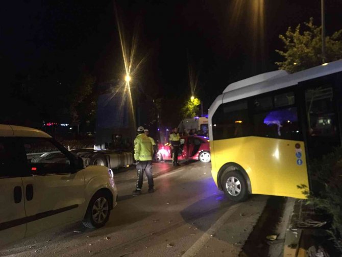 Bursa’da sıkışmalı kaza: 3 yaralı