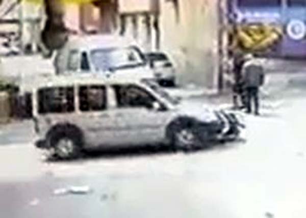 Çocuğun hafif ticari aracın altında kaldığı kaza kamerada