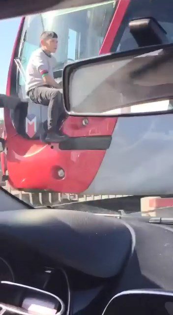 Çocukların tramvayda tehlikeli yolculuğu