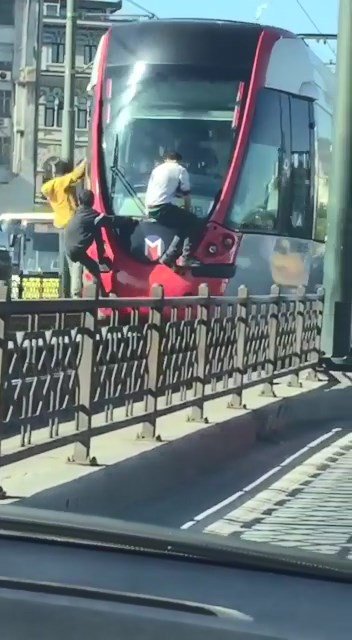 Çocukların tramvayda tehlikeli yolculuğu
