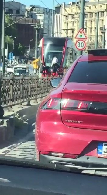Çocukların tramvayda tehlikeli yolculuğu