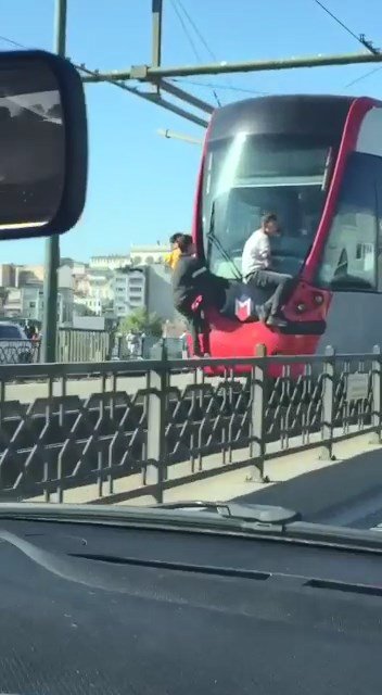 Çocukların tramvayda tehlikeli yolculuğu