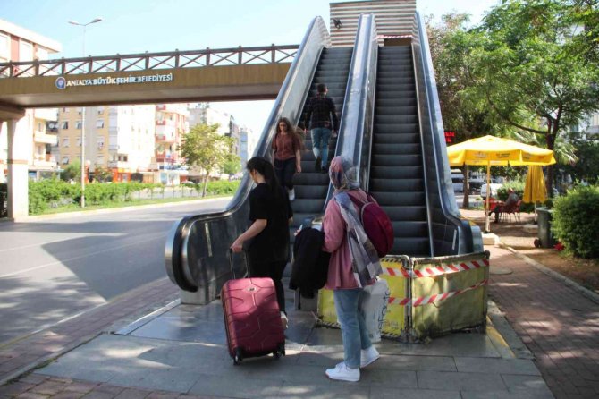 Demir kapakları çalınan yürüyen merdiven vatandaşa eziyet oldu