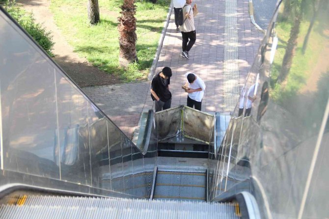 Demir kapakları çalınan yürüyen merdiven vatandaşa eziyet oldu