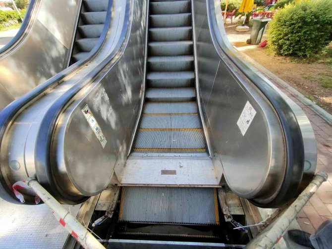 Demir kapakları çalınan yürüyen merdiven vatandaşa eziyet oldu