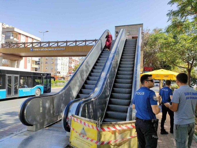 Demir kapakları çalınan yürüyen merdiven vatandaşa eziyet oldu