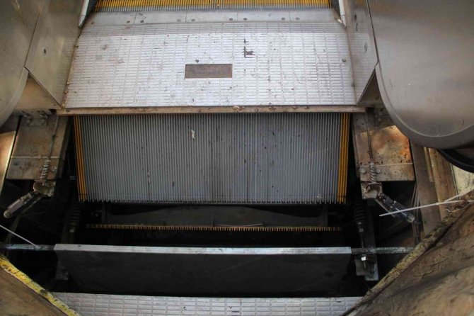 Demir kapakları çalınan yürüyen merdiven vatandaşa eziyet oldu