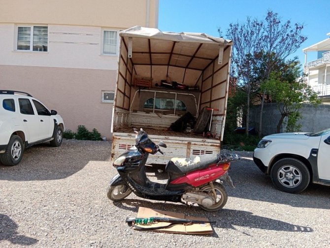 Demiryolu elektrik hattındaki 3 tonluk gergi ağırlığını çalan şüpheliler yakalandı