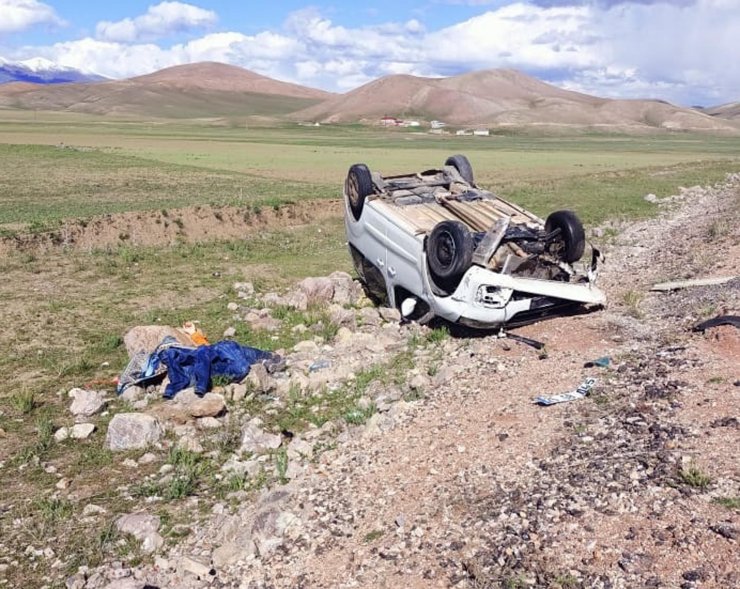 Devrilen otomobilin camdan fırlayan sürücüsü öldü