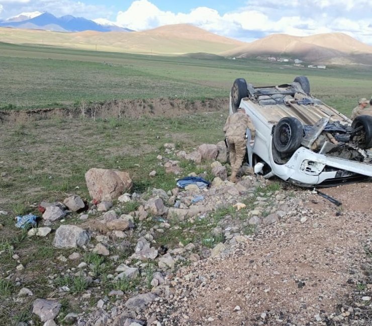 Devrilen otomobilin camdan fırlayan sürücüsü öldü