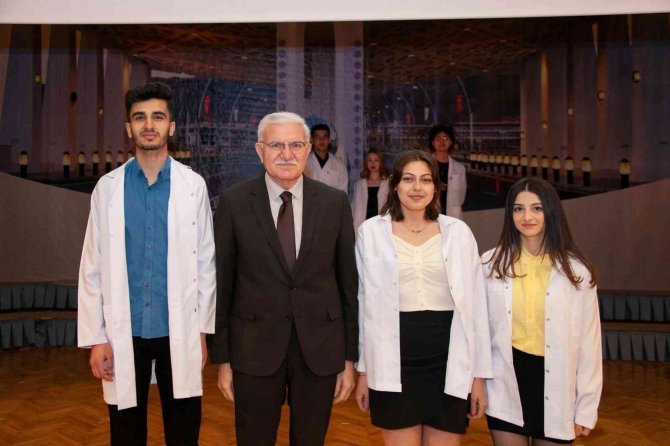 Eczacılar önlük giydi