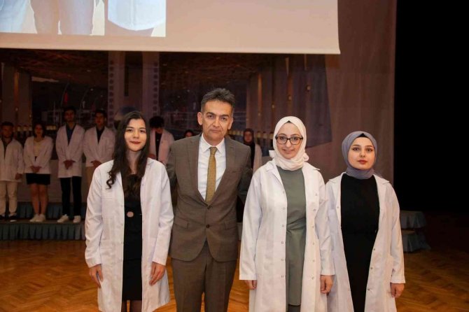 Eczacılar önlük giydi