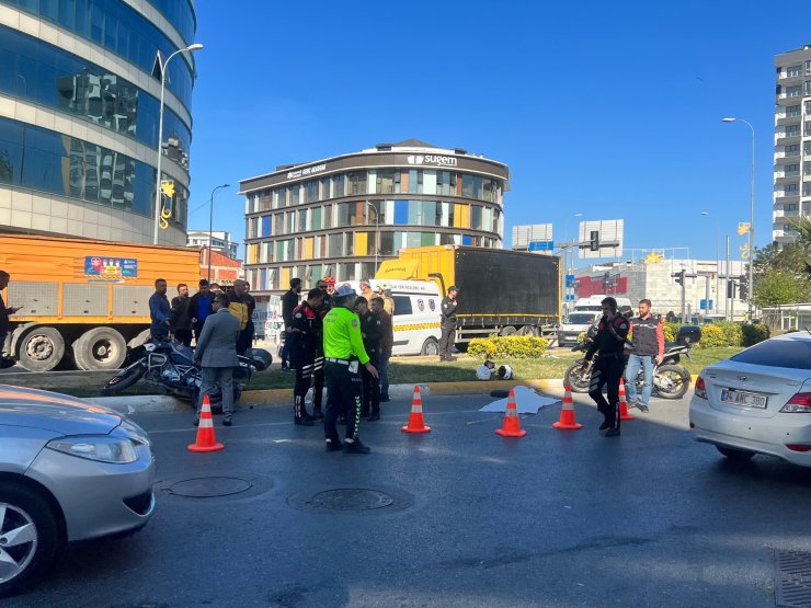 (Ek Bilgilerle)Sultanbeyli'de motosikletli yunus ekibi TIR ile çarpıştı: 1 şehit 1 yaralı 